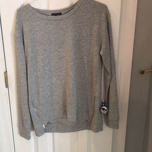 Comfortable sweater with side zips